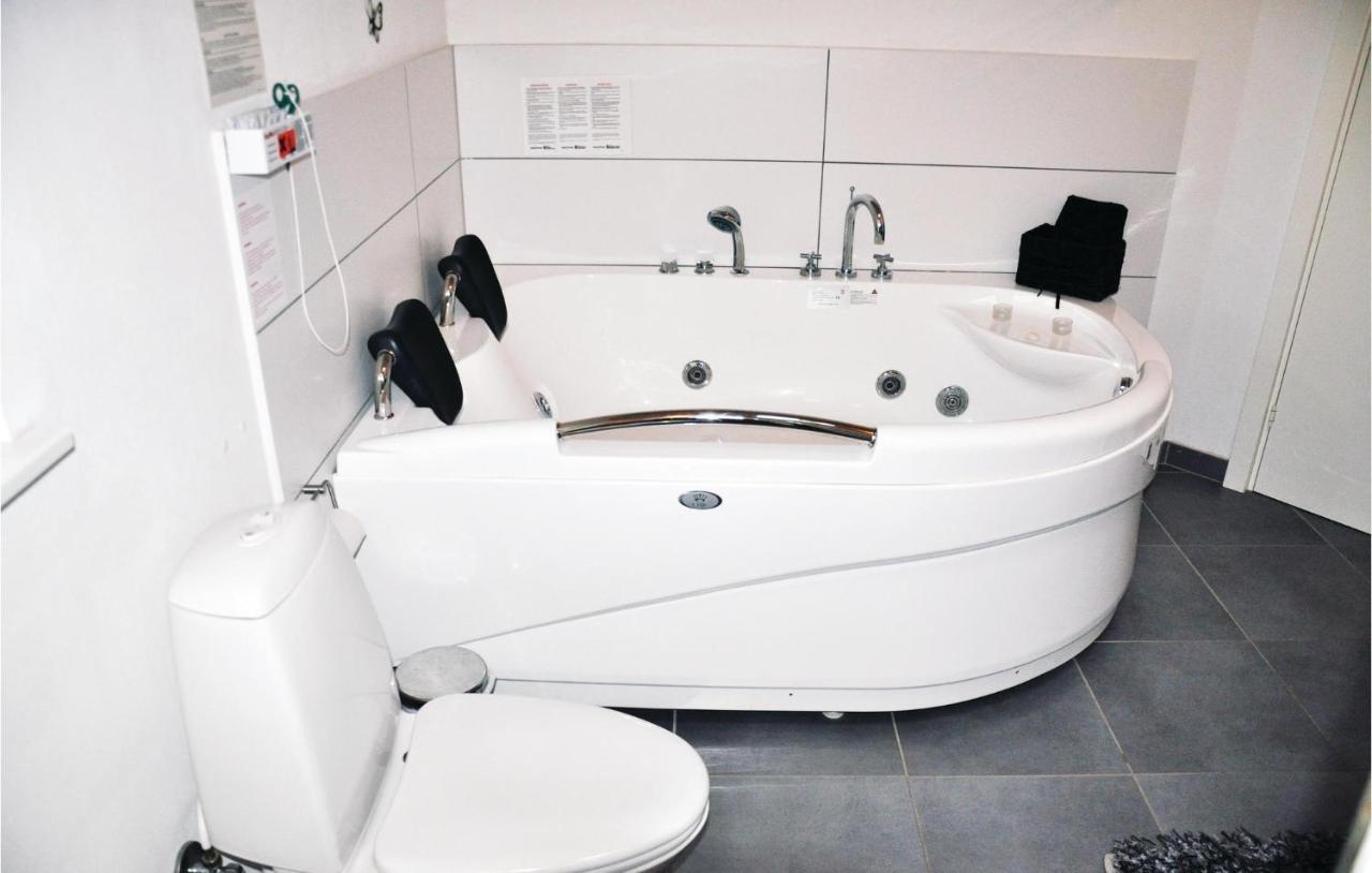 Pet Friendly Home In Augustenborg With Kitchen Asserballeskov エクステリア 写真
